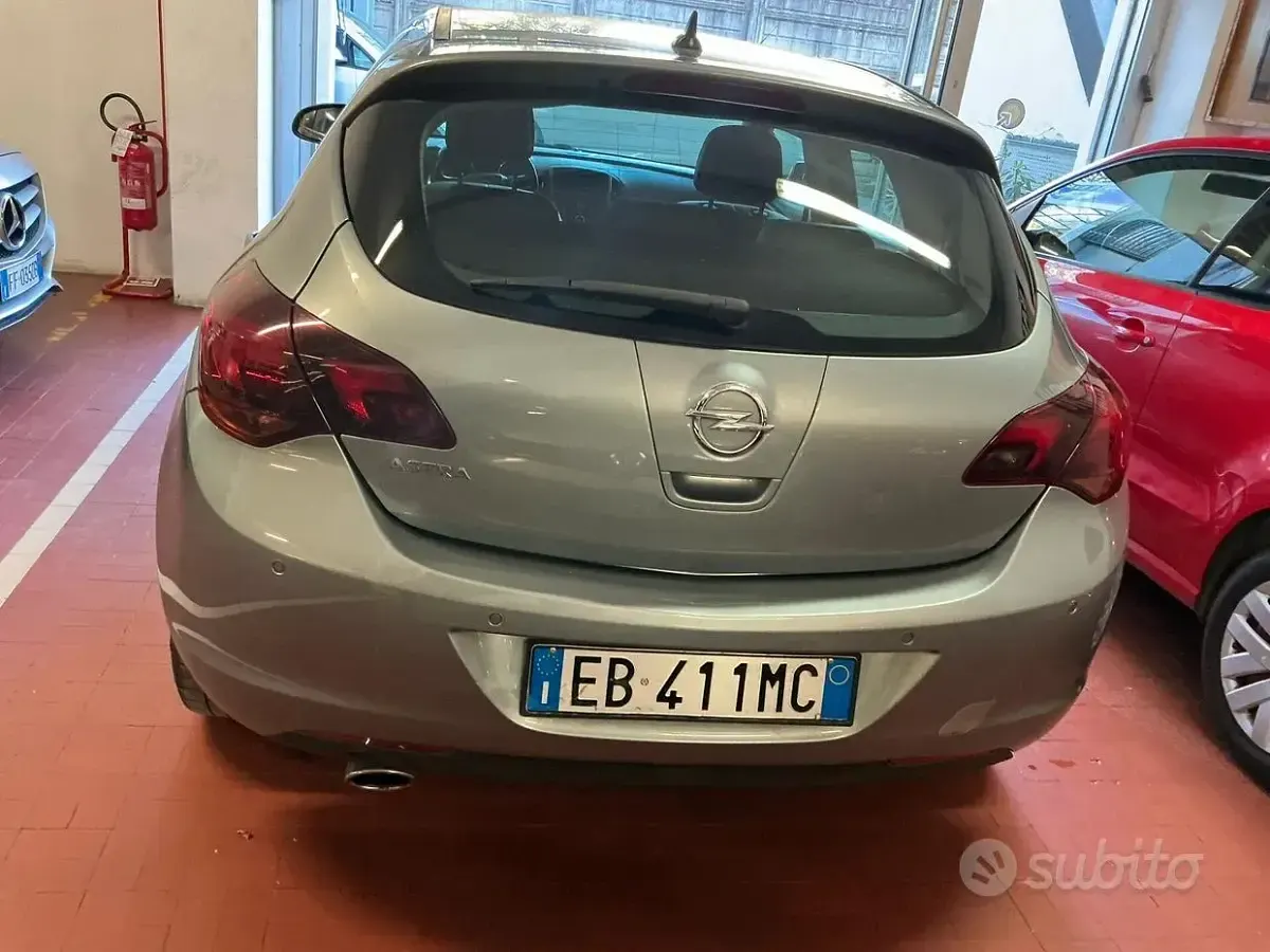 Używany Opel Astra 140 KM (102 kW) 2010 Szary Sedan/Limuzyna
