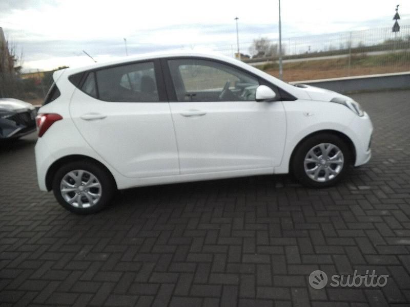 Usata Hyundai i10 67 CV (49 kW) 2015 Bianco Utilitaria