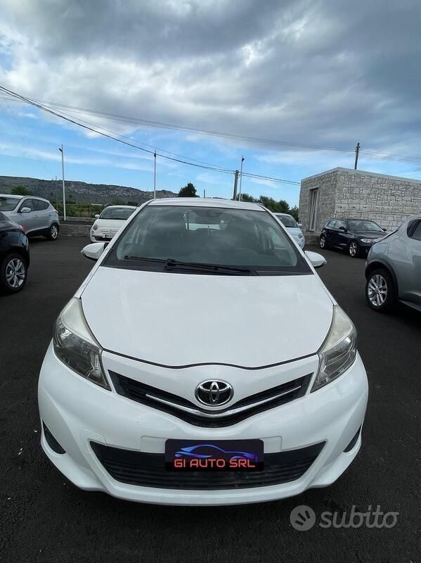 Usata Toyota Yaris 69 CV (50 kW) 2012 Bianco Utilitaria