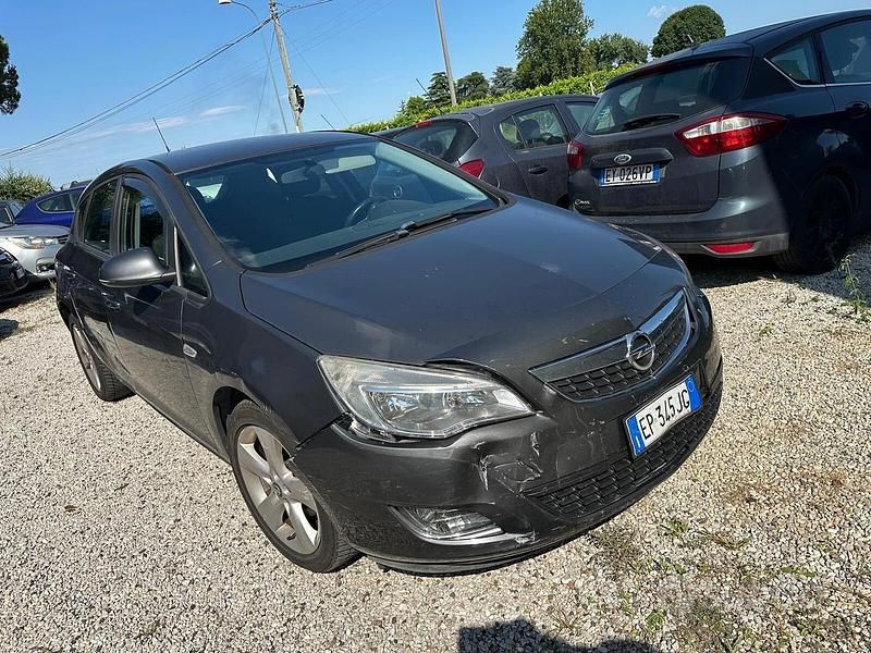 Usata Opel Astra 140 CV (102 kW) 2013 Grigio Berlina
