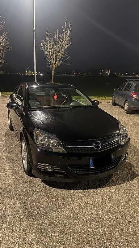 Occasion Opel Astra GTC Cosmo 110 ch (80 kW) 2009 Noir Berline