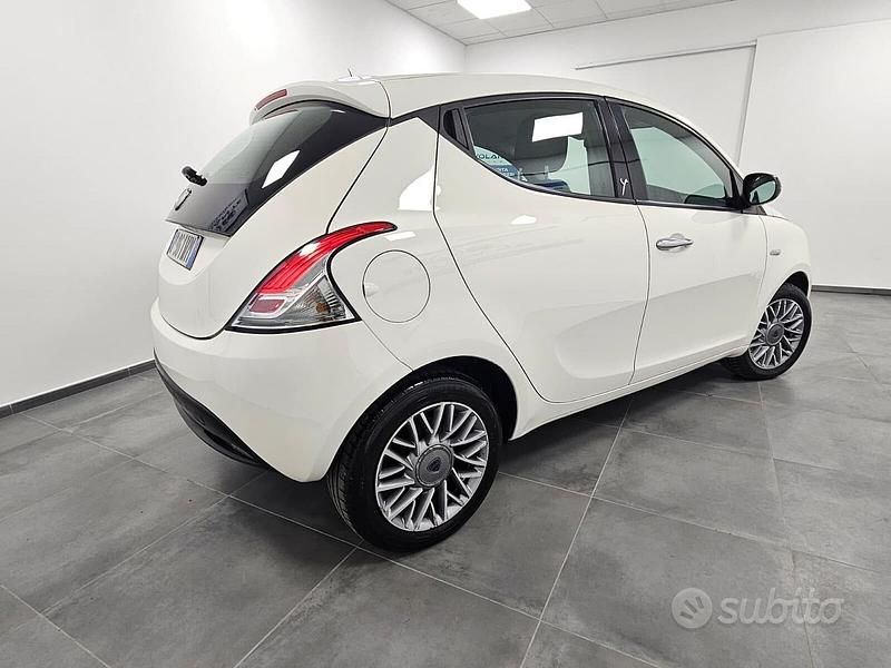 Usata Lancia Ypsilon Platinum 69 CV (50 kW) 2013 Bianco Utilitaria