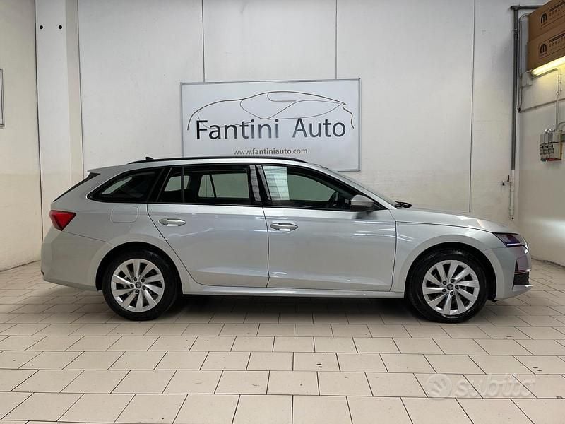 Käytetty Skoda Octavia Executive 150 HP (110 kW) 2024 Harmaa Farmari