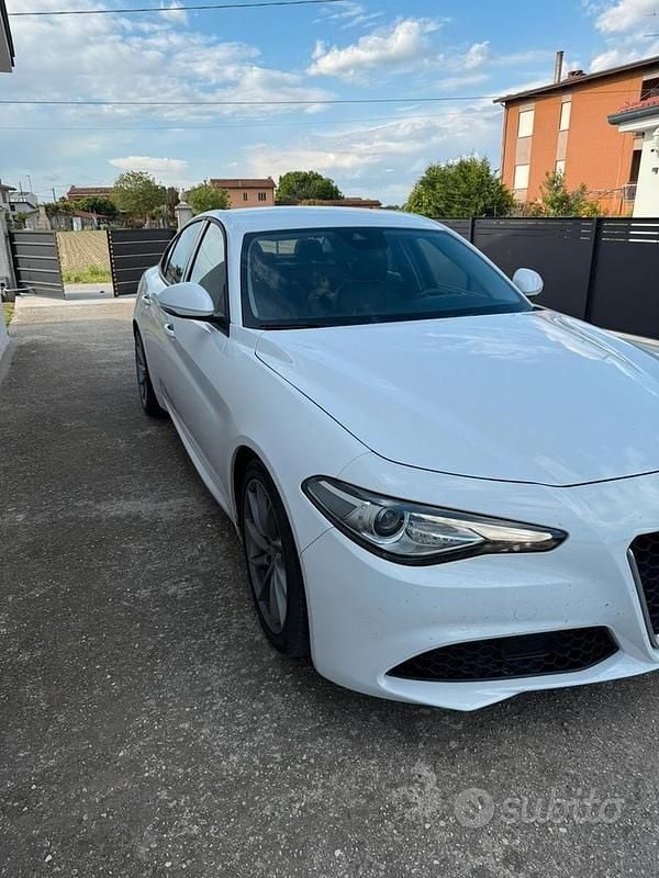 Usata Alfa Romeo Giulia 150 CV (110 kW) 2017 Bianco Berlina
