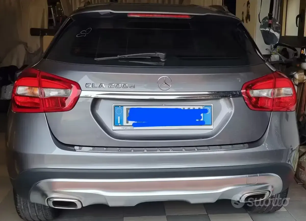 Usata Mercedes GLA200 122 CV (89 kW) 2016 Grigio SUV