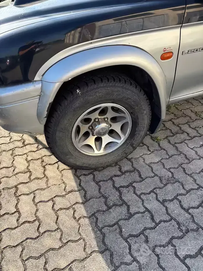 Usata Mitsubishi L200 Inform 100 CV (73 kW) 2001 Grigio Pick-up