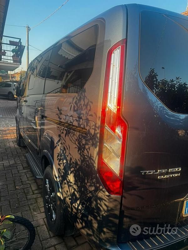 Usata Ford Tourneo Titanium 185 CV (136 kW) 2022 Blu Monovolume