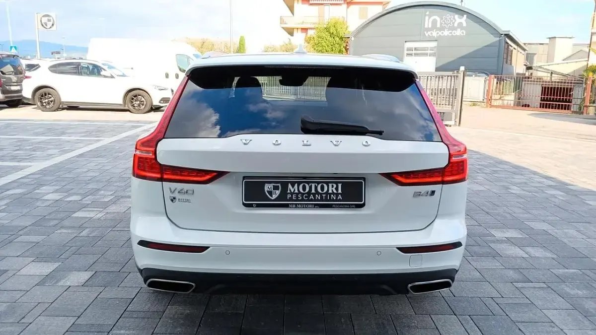 Usata Volvo V60 CC Core 197 CV (144 kW) 2022 Bianco Station wagon