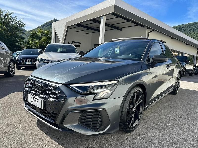 Usata Audi S3 Sport 310 CV (228 kW) 2023 Vernice perla grigio daytona Berlina