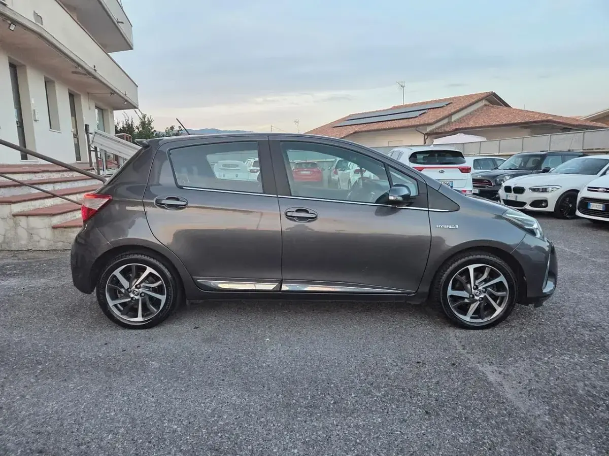 Usata Toyota Yaris Edition 101 CV (74 kW) 2017 Grigio Utilitaria