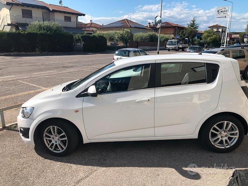 Usata Chevrolet Aveo 86 CV (63 kW) 2012 Bianco Berlina