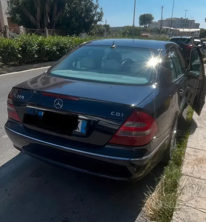 Usata Mercedes E320 224 CV (164 kW) 2006 Blu Berlina