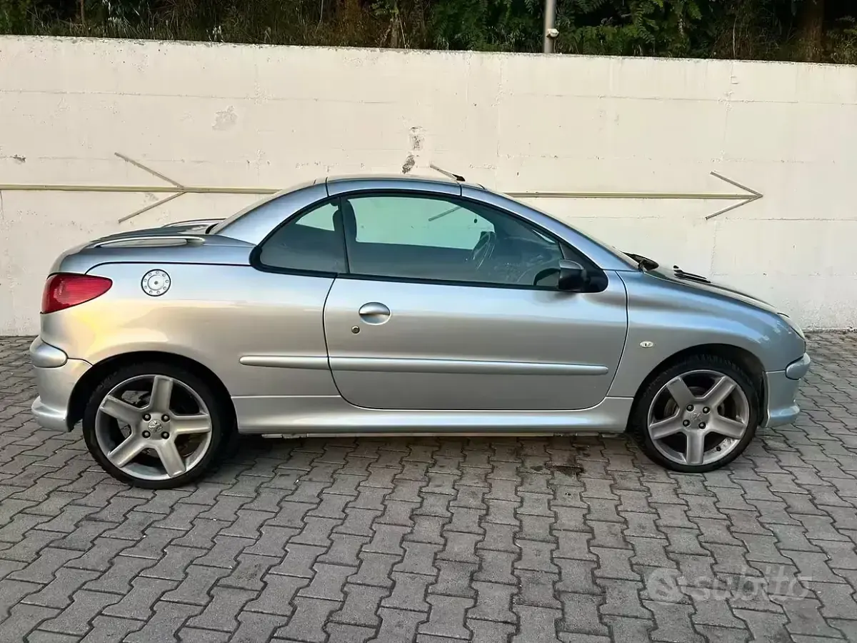 Usata Peugeot 206 CC 109 CV (80 kW) 2006 Grigio Cabrio