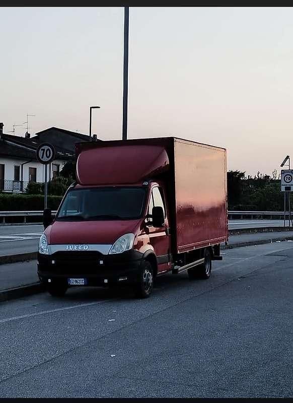 Usata Iveco Daily 147 CV (108 kW) 2013 Rosso Furgone