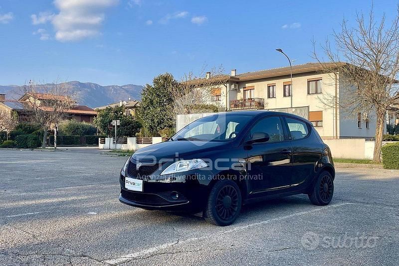 Usata Lancia Ypsilon 69 CV (50 kW) 2019 Nero Utilitaria