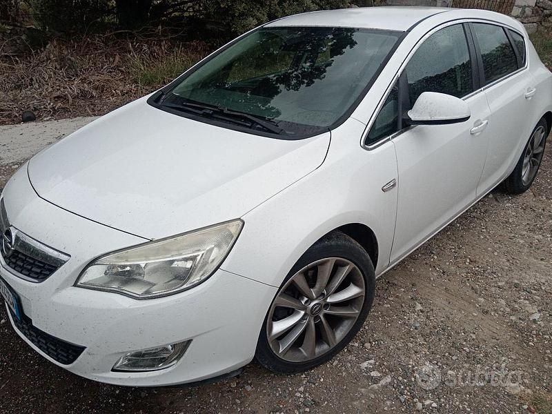 Bianco Usata 2010 Opel Astra Tre volumi | 5900 € (Cara) - Immagine 1/4