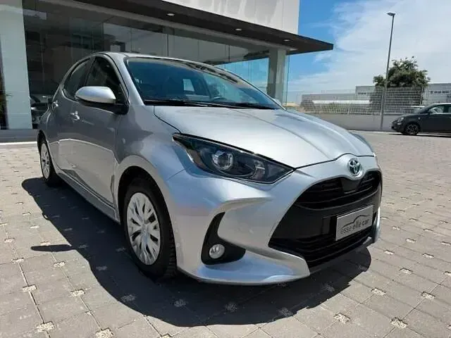 Usata Toyota Yaris Hybrid Trend 92 CV (67 kW) 2022 Argento Berlina
