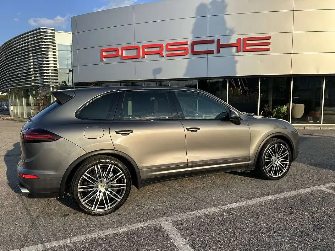 Usata Porsche Cayenne 250 CV (183 kW) 2016 Grigio SUV