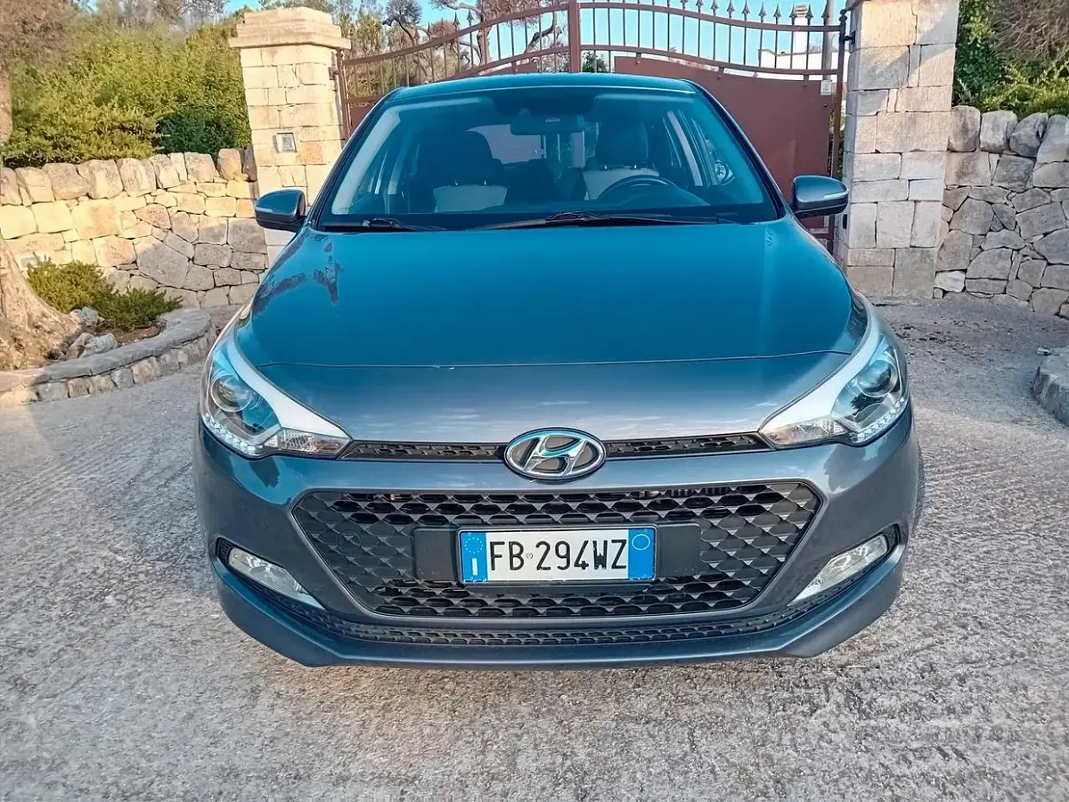 Usata Hyundai i20 Comfort 75 CV (55 kW) 2016 Grigio Berlina