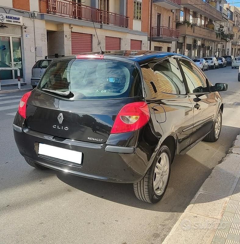 Usata Renault Clio II 75 CV (55 kW) 2005 Nero Berlina