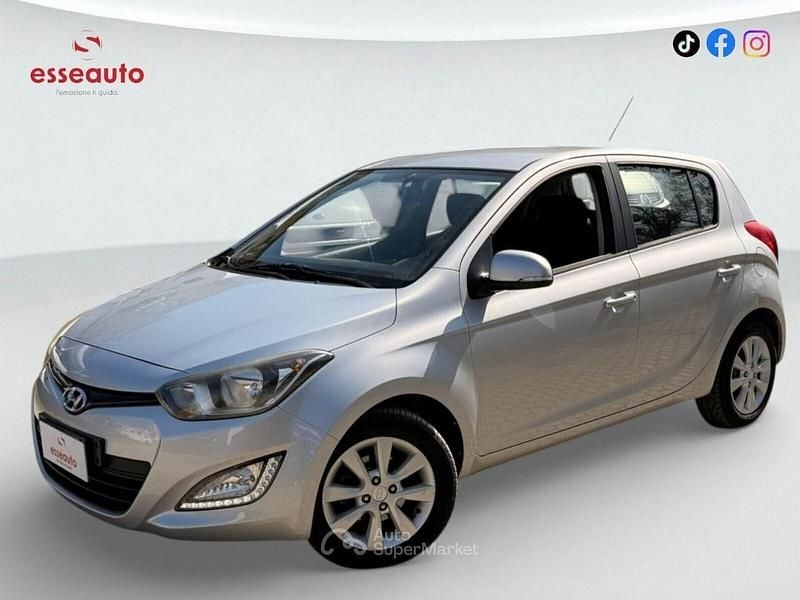 Usata Hyundai i20 Edition 75 CV (55 kW) 2014 Gray Utilitaria