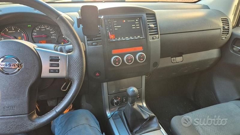 Usata Nissan Navara 190 CV (139 kW) 2011 Grigio Pick-up