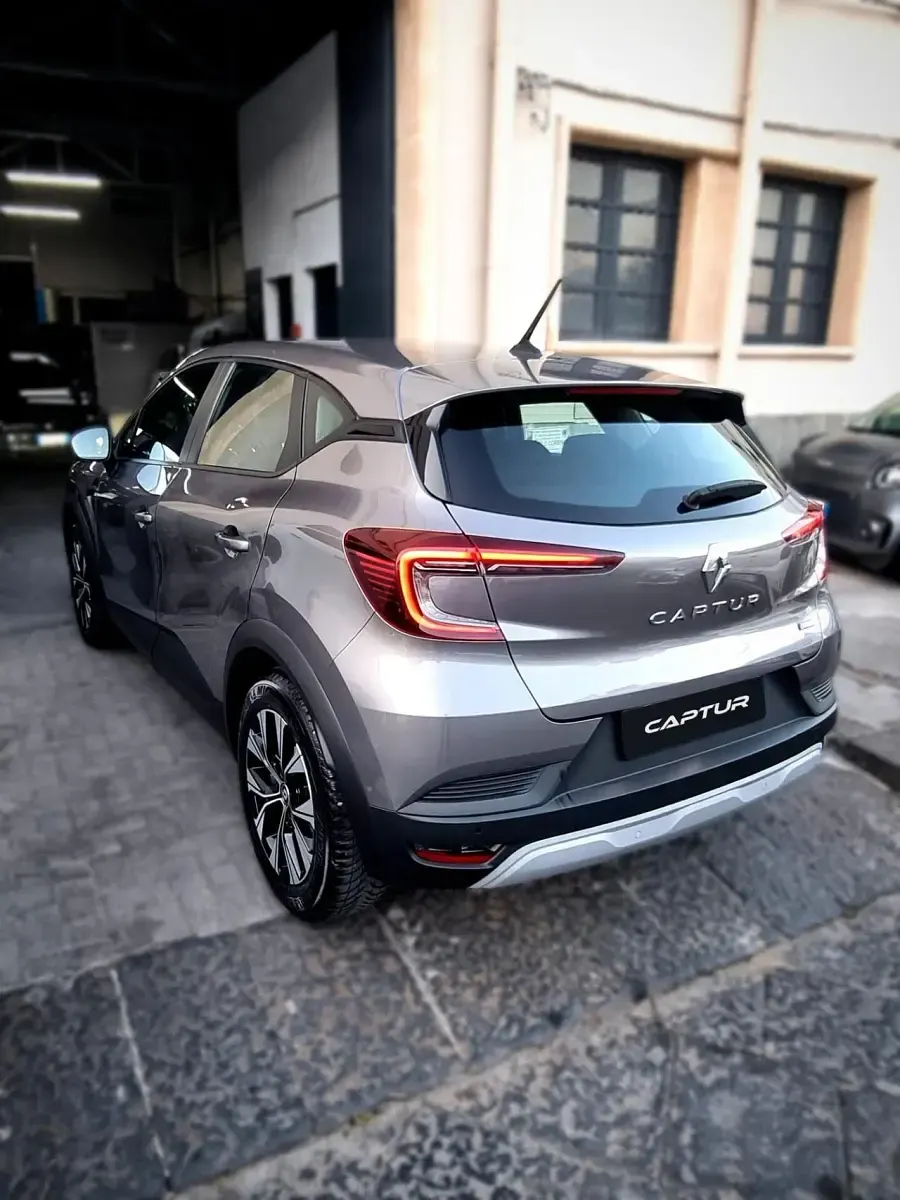 Usata Renault Captur Techno 140 CV (102 kW) 2023 Grigio SUV