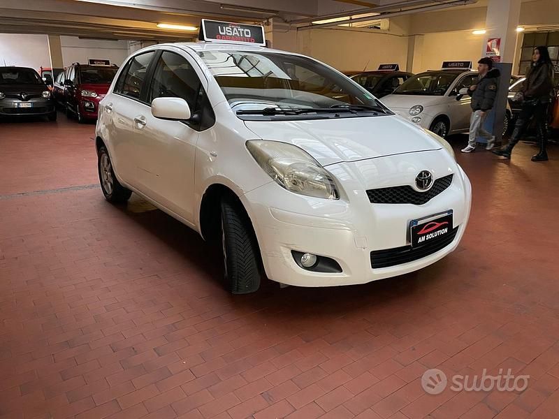 Gebraucht Toyota Yaris 69 PS (50 kW) 2011 Weiß Limousine