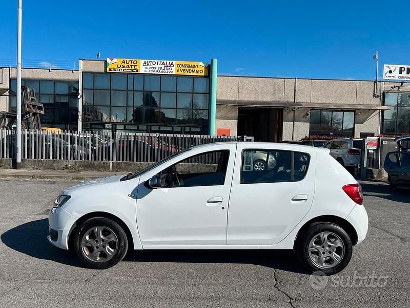 Usata Dacia Sandero Lauréate 75 CV (55 kW) 2015 Bianco Berlina