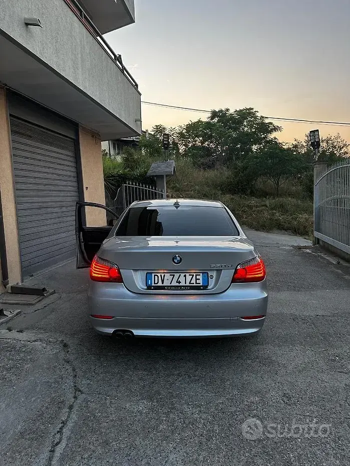 Usata BMW 530 235 CV (172 kW) 2007 Grigio Berlina