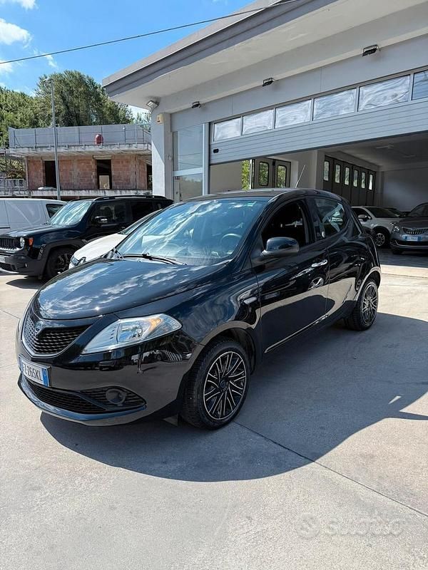 Usata Lancia Ypsilon Gold 69 CV (50 kW) 2019 Nero Utilitaria