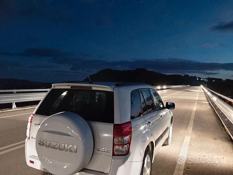 Second-hand Suzuki Vitara 129 CP (94 kW) 2011 Alb SUV