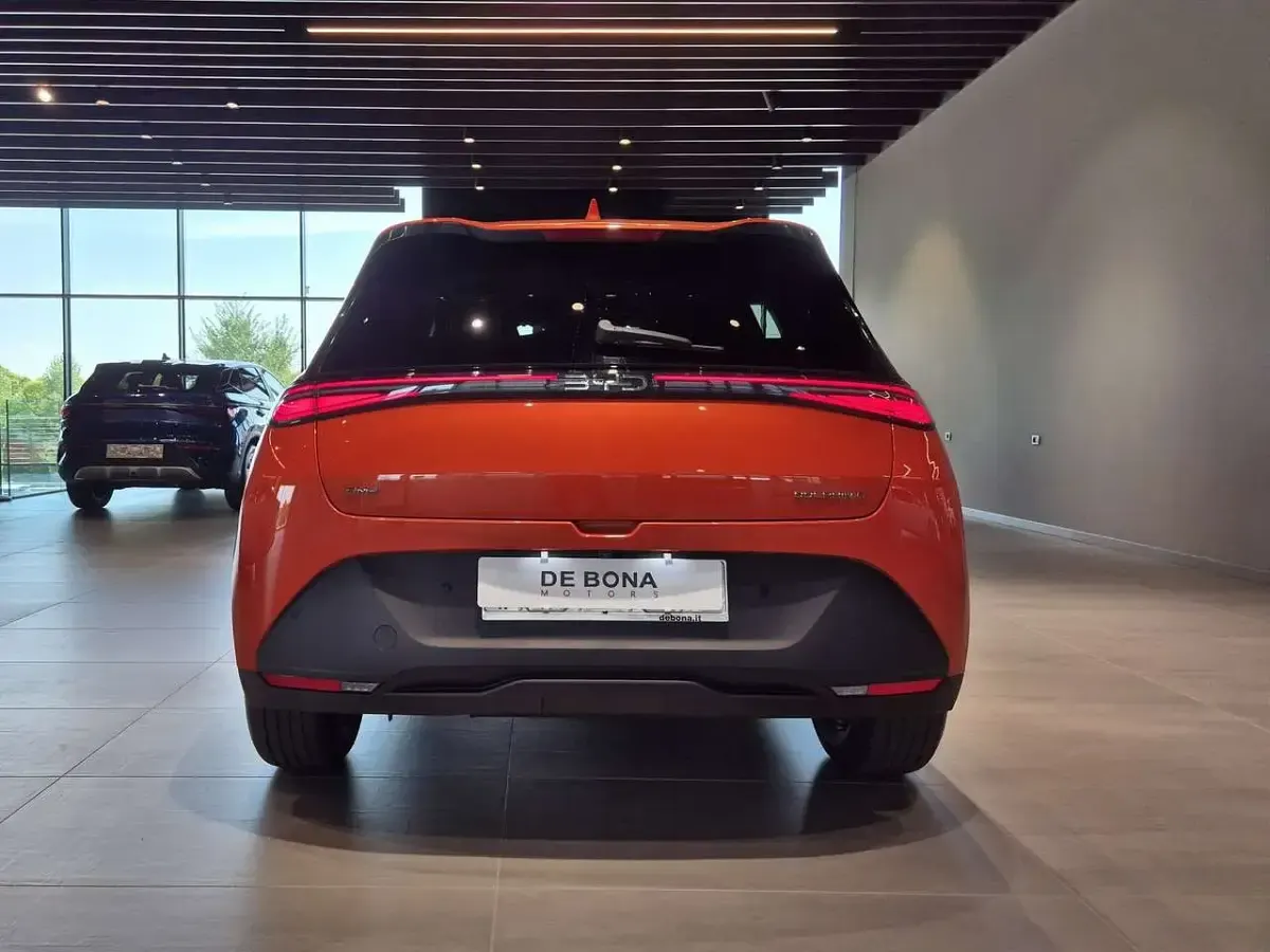 Nuova BYD Dolphin Boost 155 kW (212 CV) 2026 Orange sunset Utilitaria