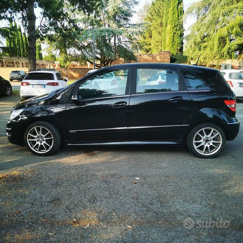 Usata Mercedes B180 109 CV (80 kW) 2011 Nero Monovolume