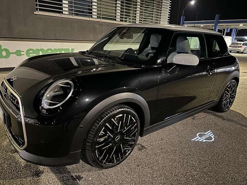 Usata Mini Cooper Favoured 204 CV (150 kW) 2024 Nero Utilitaria