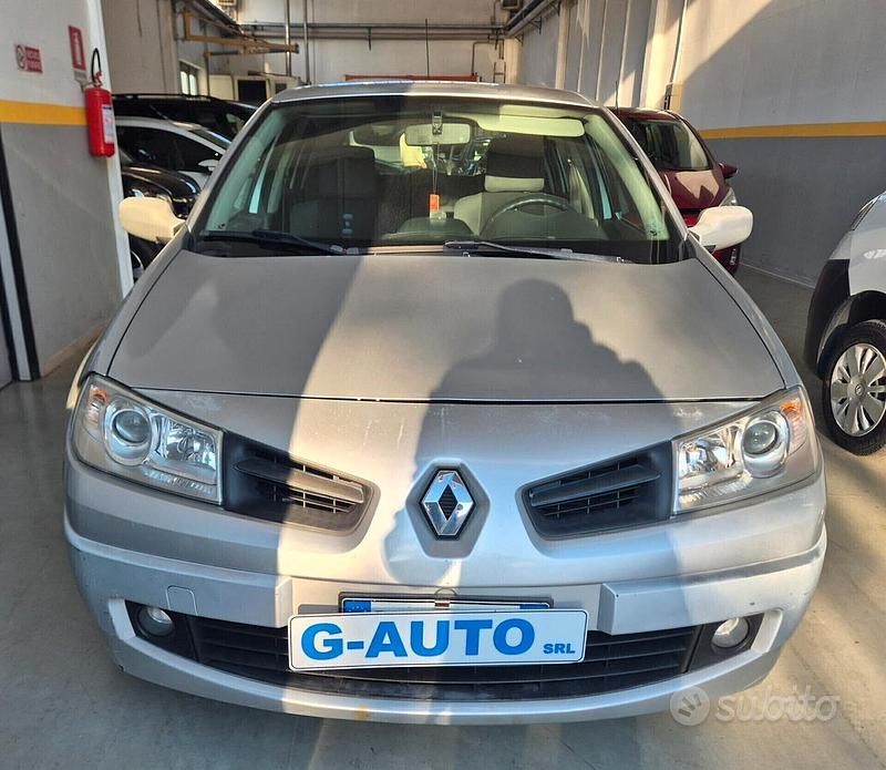Grigio Usata 2009 Renault Mégane Tre volumi | 1500 € (Ottimo prezzo) - Immagine 1/4