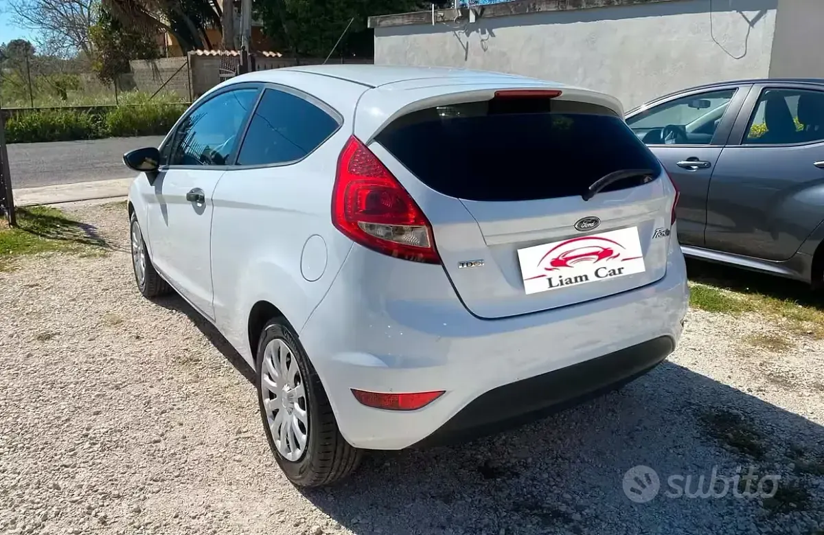 Usata Ford Fiesta 68 CV (50 kW) 2011 Bianco Furgone
