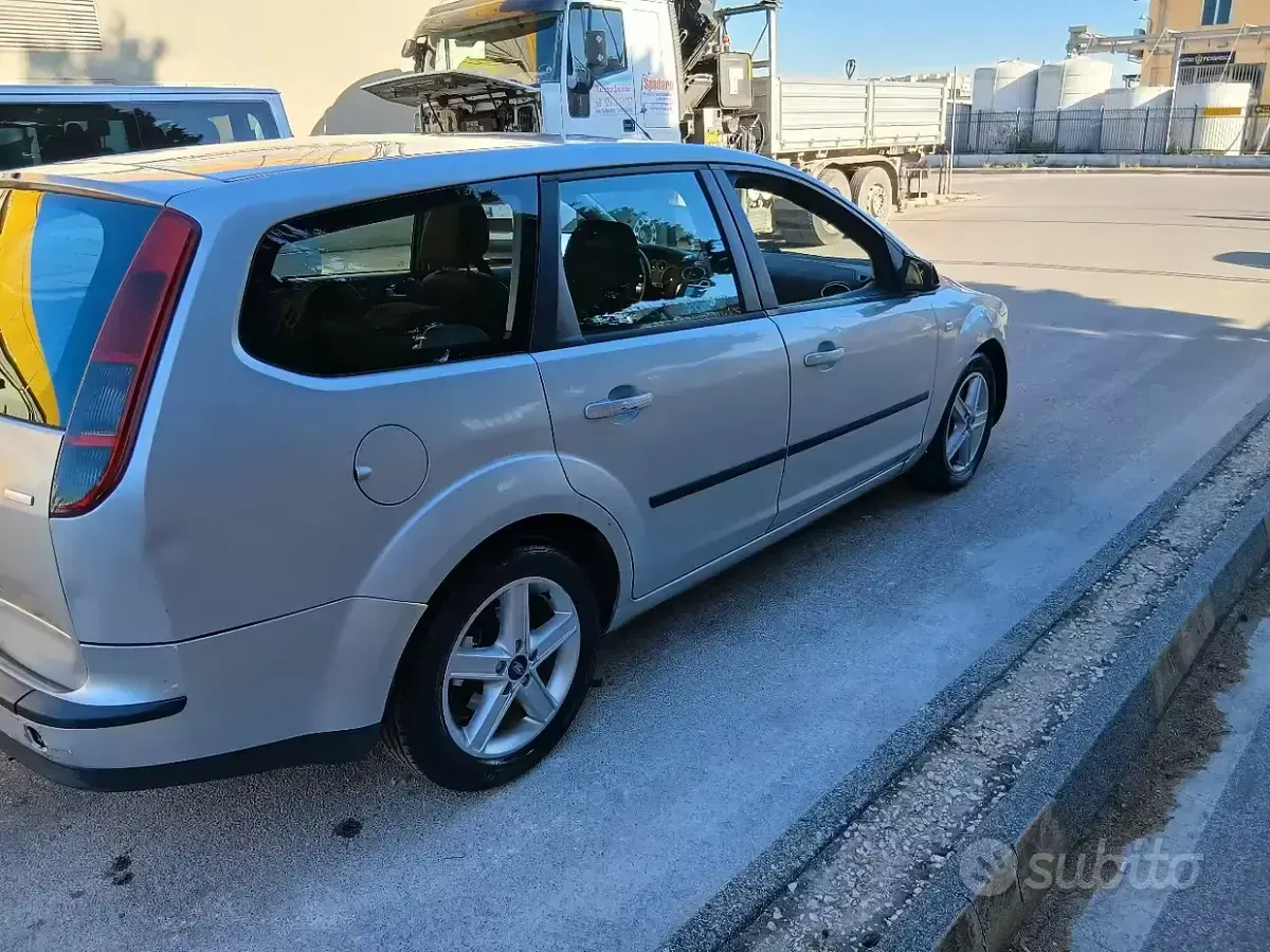Usata Ford Focus 90 CV (66 kW) 2006 Grigio Station wagon