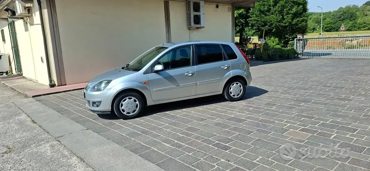 Usata Ford Fiesta Ghia 75 CV (55 kW) 2008 Grigio Utilitaria