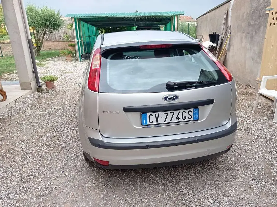 Usata Ford Focus 114 CV (83 kW) 2005 Grigio Berlina