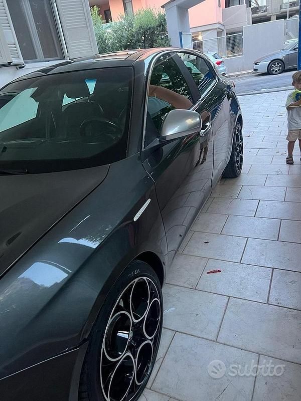 Usata Alfa Romeo Giulietta 82 CV (60 kW) 2012 Grigio Berlina