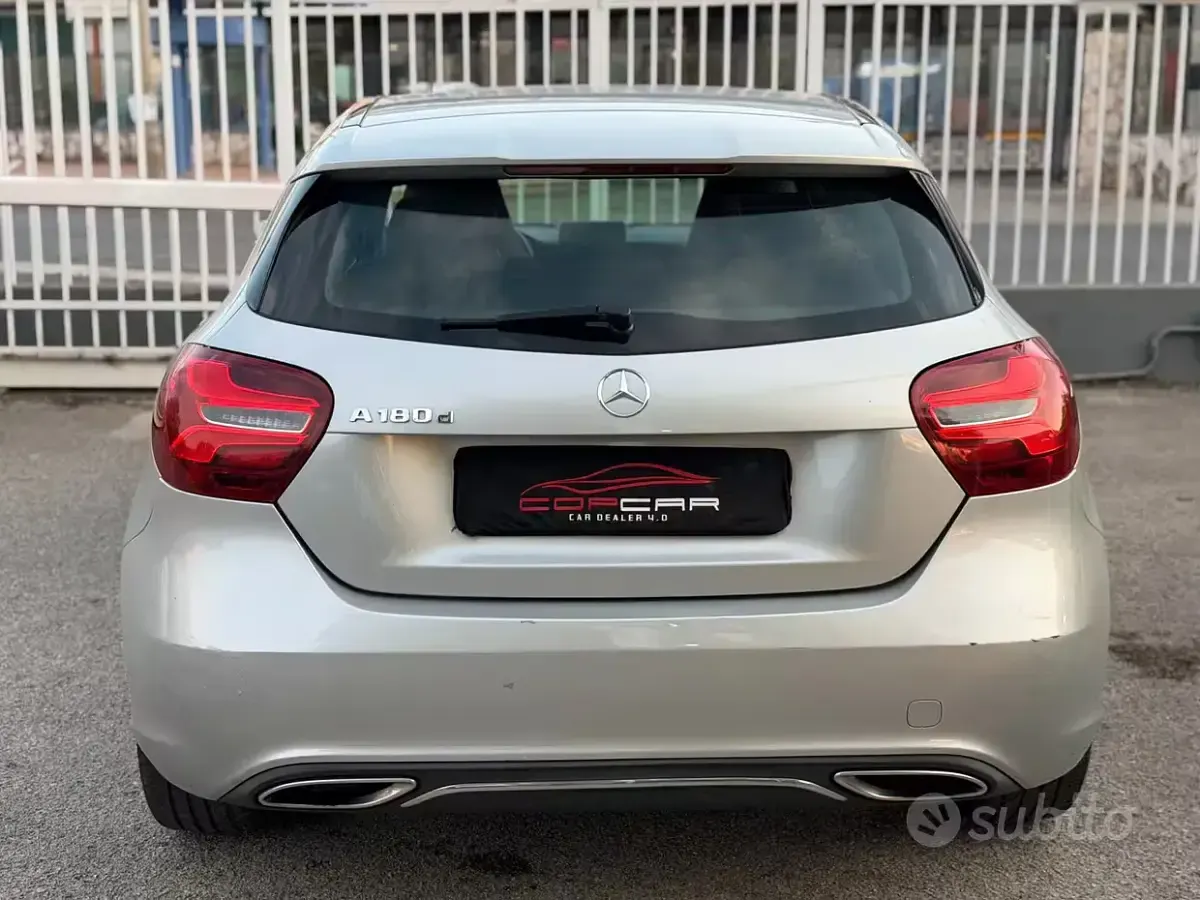 Usata Mercedes A180 109 CV (80 kW) 2017 Grigio Utilitaria