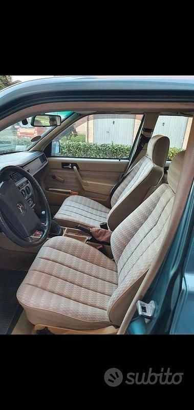 Usata Mercedes 190 122 CV (89 kW) 1988 Verde Berlina