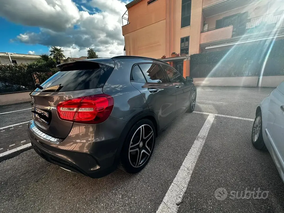 Usata Mercedes GLA200 136 CV (100 kW) 2016 Grigio SUV
