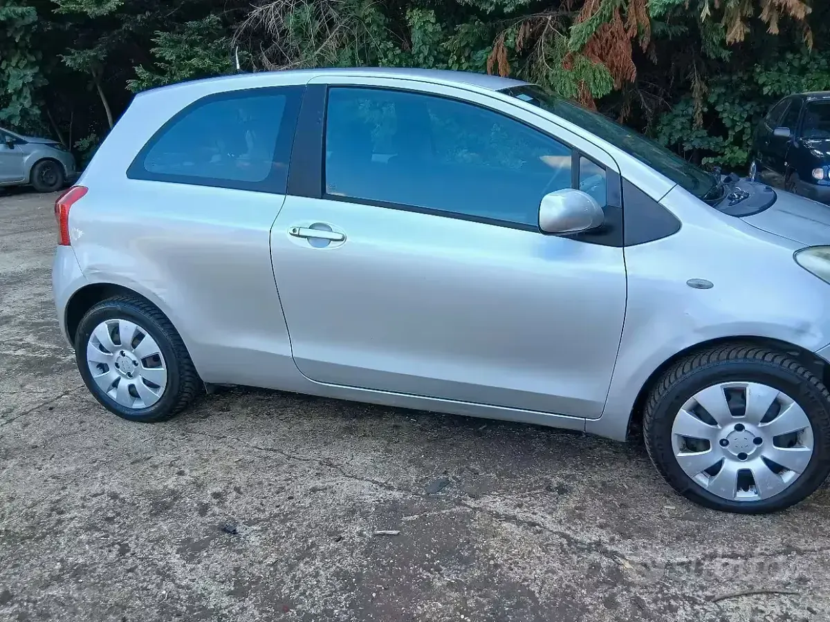 Usata Toyota Yaris Sol 69 CV (50 kW) 2007 Grigio Utilitaria