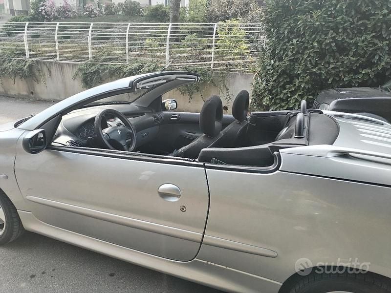 Usata Peugeot 206 CC 109 CV (80 kW) 2003 Grigio Cabrio