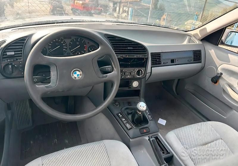 Usata BMW 318 116 CV (85 kW) 1991 Grigio Berlina