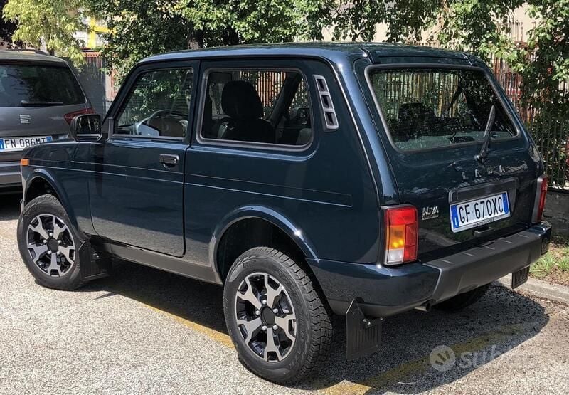 Usata Lada niva 75 CV (55 kW) 2021 Verde SUV