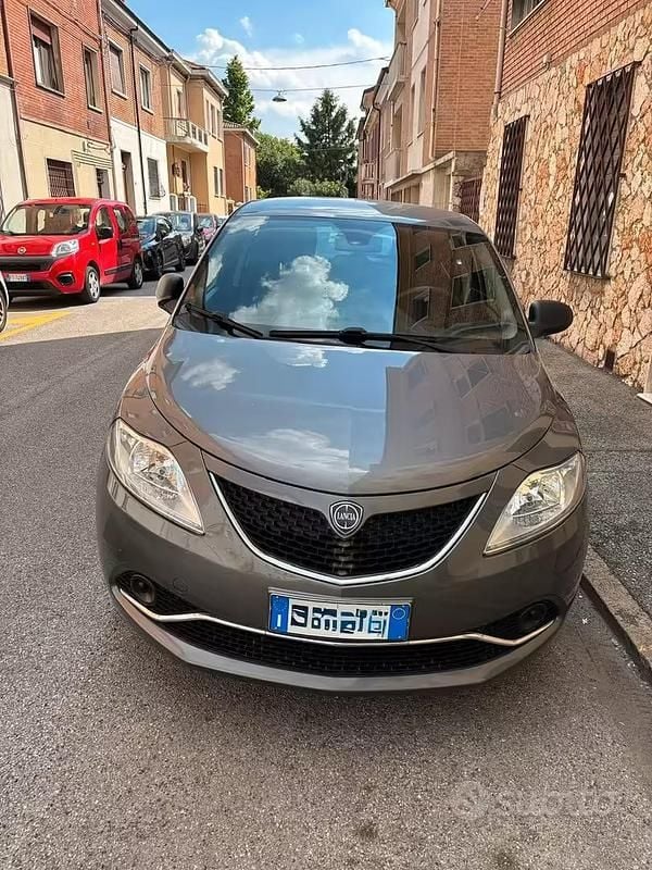 Usata Lancia Ypsilon 69 CV (50 kW) 2016 Grigio Utilitaria