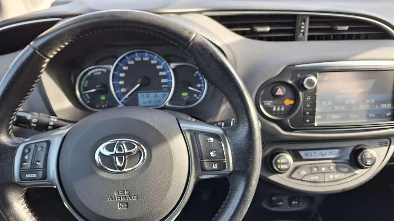 Usata Toyota Yaris Hybrid Style 75 CV (55 kW) 2016 Berlina